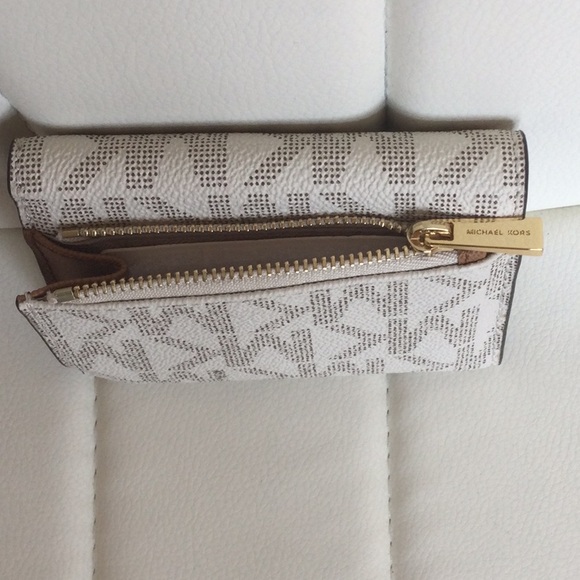 NWT Michael Kors Liane Vanilla SM Billfold - Picture 3 of 16